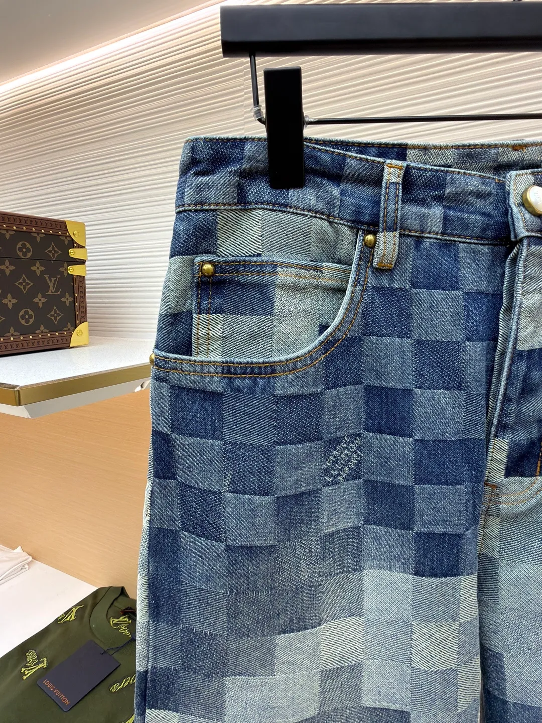 LOUIS VUITTON checkerboard mosaic denim trousers ●Authentic product: 15,000 purchased and developed ●Item number: 1680885-B40 ●Fabric: denim fabric ●Technology: Jacquard technology ●Version: Fitted version ●Size: 30-32-34-36 ●Weight: about 1250g ●Description: Gradient mosaic plaid fabric is developed as it is and the letter jacquard on the denim is restored The minimum order quantity for the pearl hardware laser engraving logo is 6w. The cost of a single pearl button is RMB. The details are processed perfectly. After the garment is ready, the enzyme soaking and washing process is used to make the denim slightly yellowed to show the traces of time. Finally, the buttons are hand-buttoned. Machine equipment cannot be used for buttoning because the button material is pearls. The scrap rate of machine buttoning is 40%. The 13 pearl buttons on the whole body are all hand-buttoned. Unreplicable works of art pay tribute to Fei Dong. The overall wiring is straight and delicate, the fabric is comfortable and soft, and the color is consistent without color difference. It can be matched with the same style to create a fashionable look and control various occasions. Customized accessories, complete with three standards, same style for men and women!